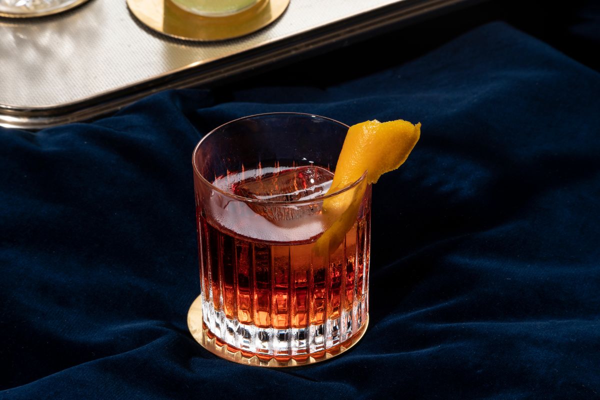 Vaso tipo old fashioned con cóctel negroni receta original
